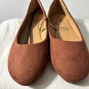 Stylish Tan Flats by